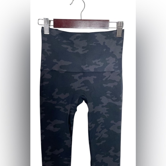 NWT Spanx Look At Me Now Leggings In Black Camo Seamless Size Small - Picture 7 of 7